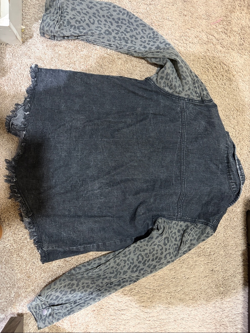 Vervet by Flying Monkey Black Denim Jacket with Leopard Print Sleeves - Picture 3 of 3